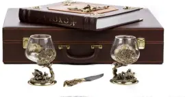 Набор для коньяка "Кабан-Медведь" с ножом и книгой "Охота" Набор для коньяка "Кабан-Медведь" с ножом и книгой "Охота"