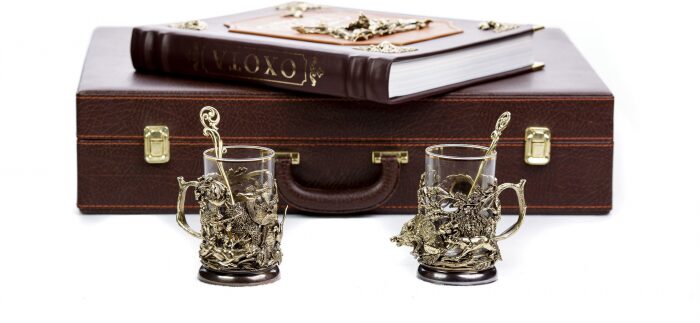 A set of cup holders "Wild Boar-Ducks" and a book "Hunting"