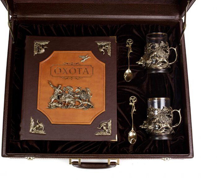 A set of cup holders "Wild Boars" and a book "Hunting"