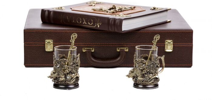 A set of cup holders "Wild Boars" and a book "Hunting"