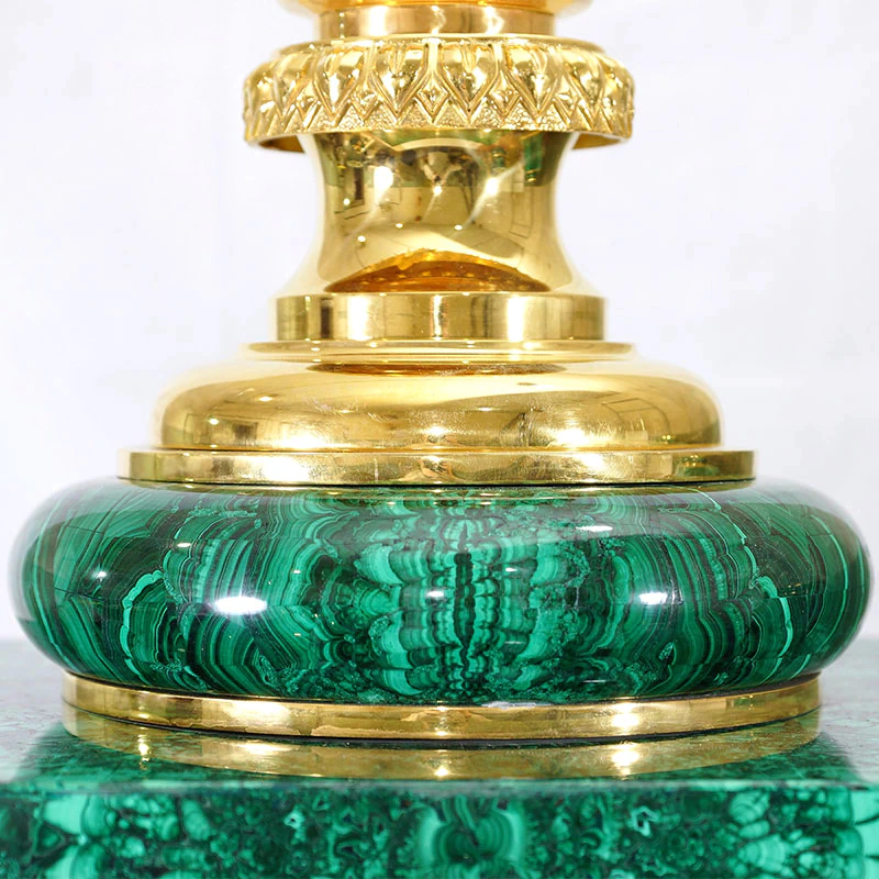 Ваза на малахитовом постаменте
