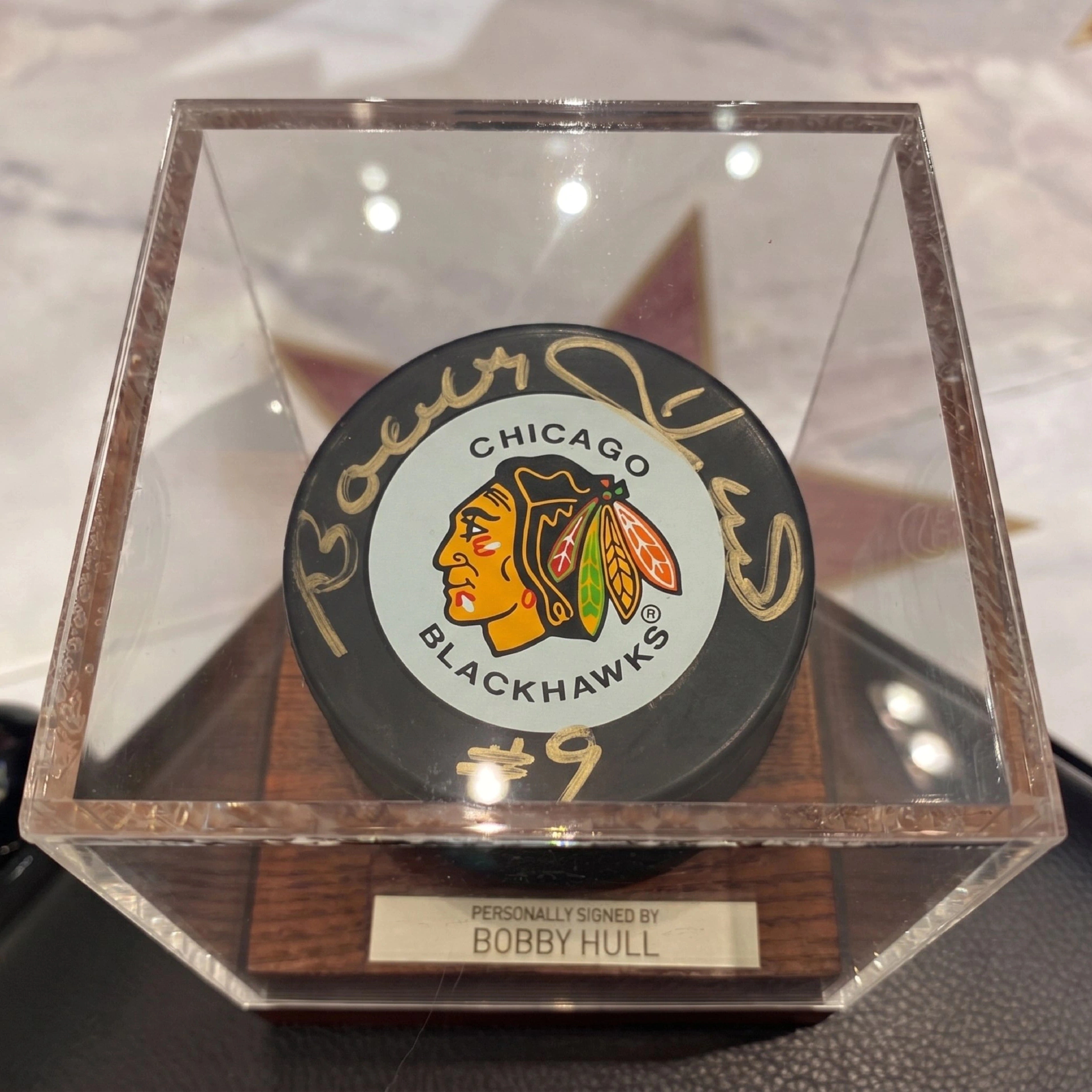 Шайба с автографом хоккеиста Бобби Халла