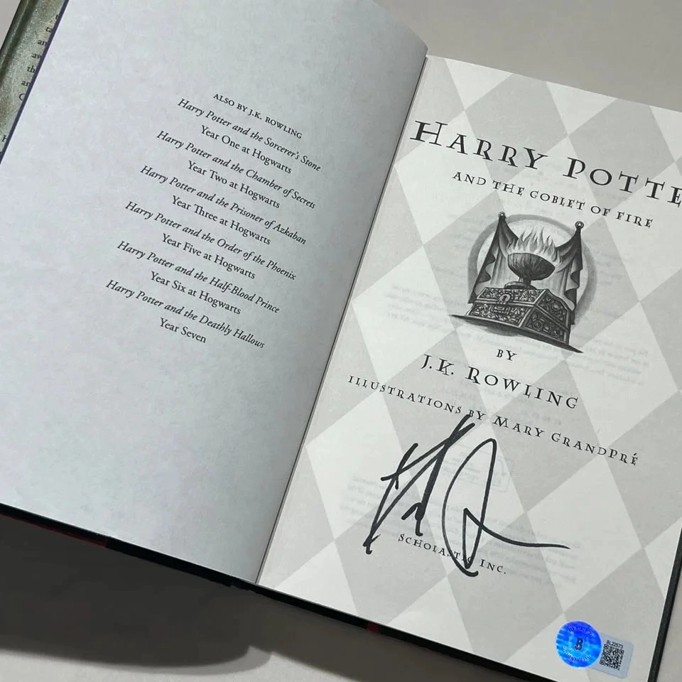 Книга «Гарри Поттер и Кубок огня» с автографом актера Дэниэла Рэдклиффа