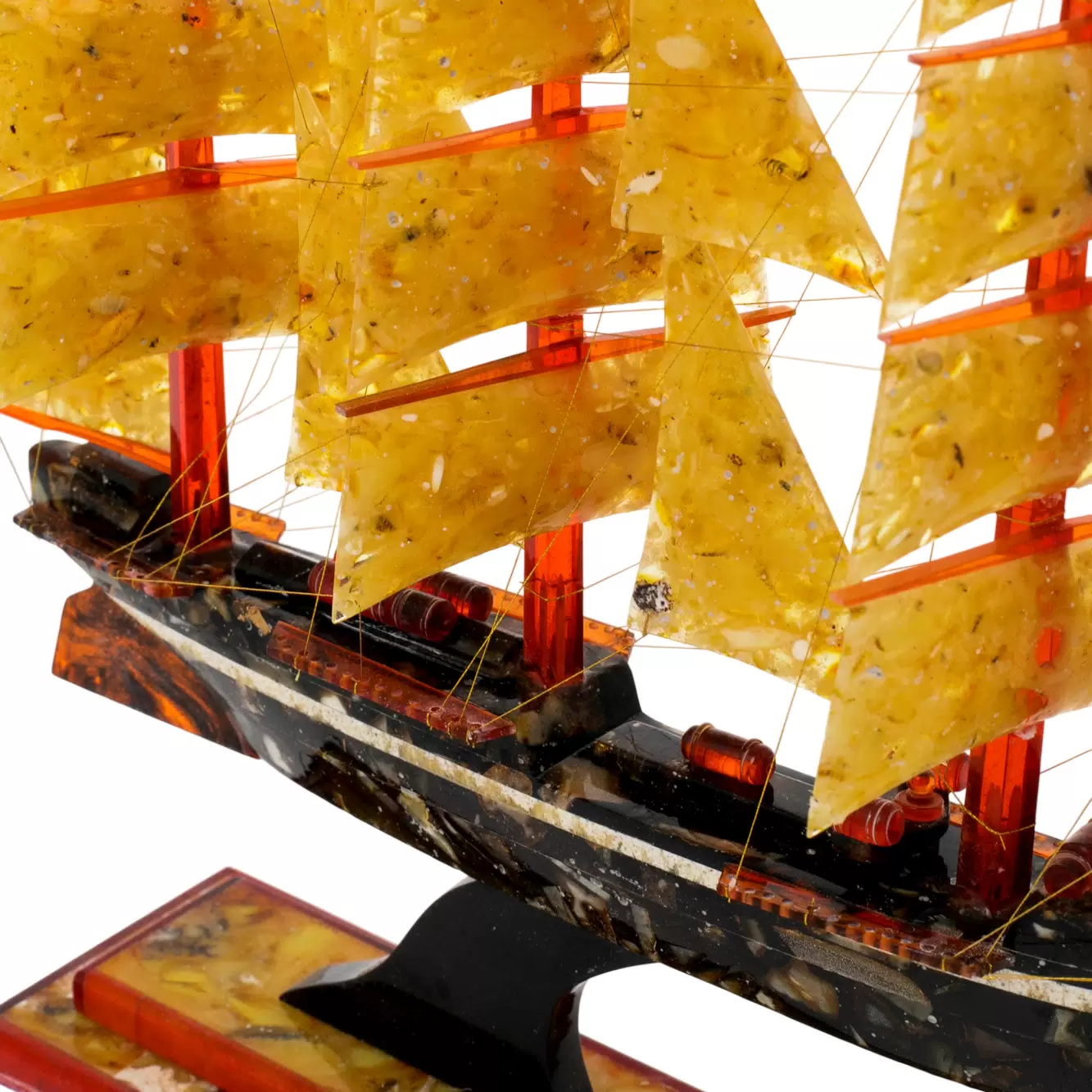 Сувенир из янтаря "Корабль. Фрегат" малый