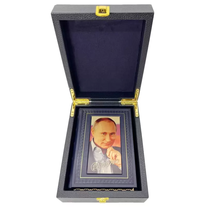 Книга в кожаном переплете "Путин В.В. Изречения и афоризмы" в футляре